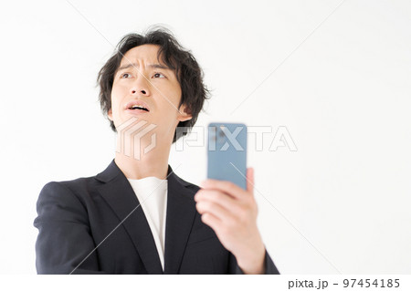 スマホを見る20代男性 97454185