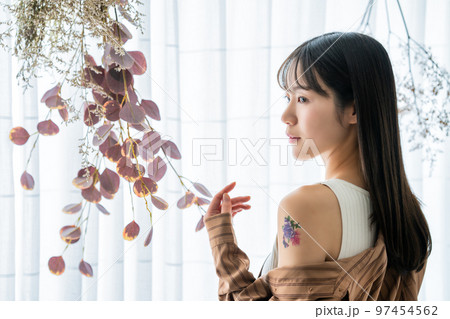タトゥーをした女性 97454562