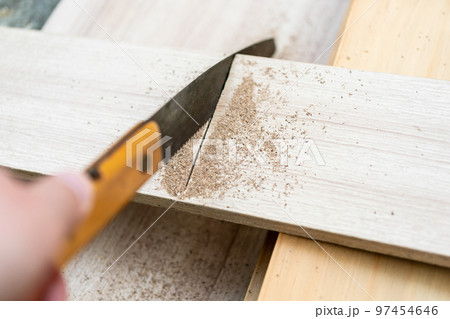 ノコギリで家具の解体 ノコギリで家具の解体 97454646