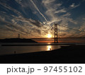 瀬戸内で見られる秋晴れの雲が美しい明石海峡大橋に沈む夕陽 97455102