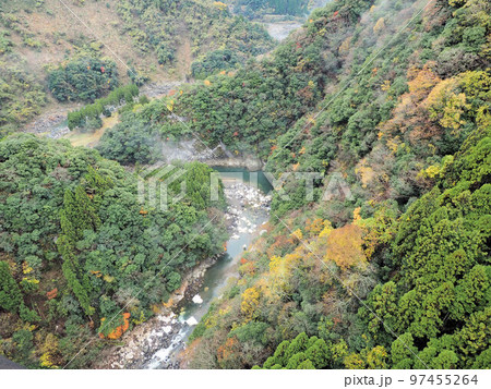 鮎の瀬大橋から見た秋の風景 熊本県上益城郡山都町菅 鮎の瀬大橋から見た秋の風景 熊本県上益城郡山都町菅 97455264