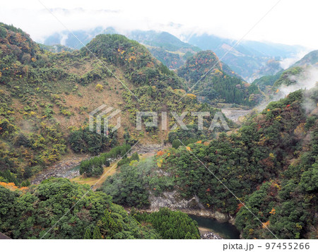 鮎の瀬大橋から見た秋の風景 熊本県上益城郡山都町菅 鮎の瀬大橋から見た秋の風景 熊本県上益城郡山都町菅 97455266