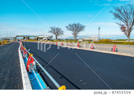 幹線道路の車線を増やす工事 国道17号上武道路下り方向 2022.12　a-3 ライトトーン 97455559