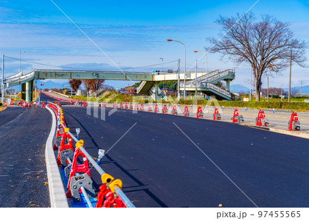 幹線道路の車線を増やす工事 国道17号上武道路下り方向 2022.12　b-2 高彩度 97455565