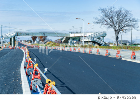 幹線道路の車線を増やす工事 国道17号上武道路下り方向 2022.12　b-4 クールカラー 97455568
