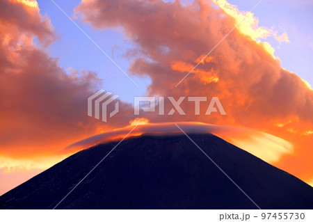 富士山と笠雲 97455730