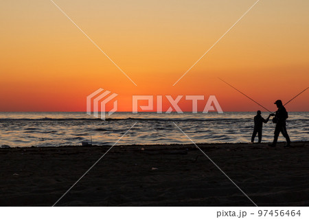 夕暮れの釣り人 97456464