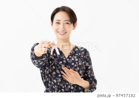 ピンクリボン　女性 97457182