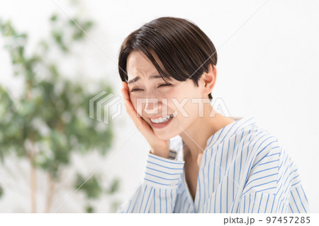 女性 歯 悩む 女性 歯 悩む 97457285