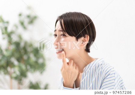 女性 歯 悩む 女性 歯 悩む 97457286