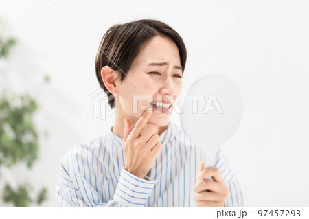 女性　歯　悩む 97457293