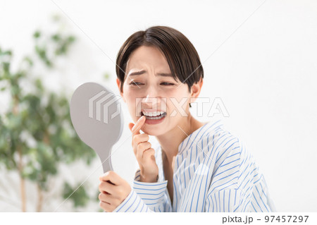 女性　歯　悩む 97457297