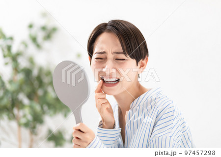 女性　歯　悩む 97457298