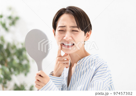 女性 歯 悩む 女性 歯 悩む 97457302