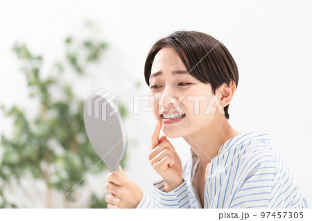 女性　歯　悩む 97457305