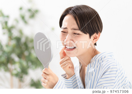 女性 歯 悩む 女性 歯 悩む 97457306