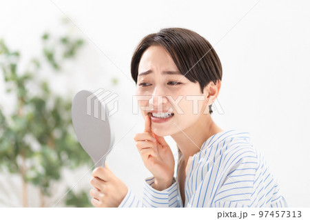 女性　歯　悩む 97457313