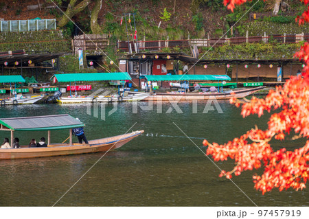 紅葉と静かな流れの桂川での舟遊びイメージ｜渡月橋エリア｜京都府京都市嵐山 97457919