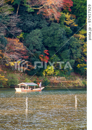 紅葉と静かな流れの桂川での舟遊びイメージ｜渡月橋エリア｜京都府京都市嵐山 97457929