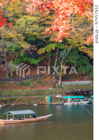 紅葉と静かな流れの桂川での舟遊びイメージ｜渡月橋エリア｜京都府京都市嵐山 97457932