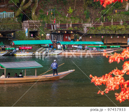 紅葉と静かな流れの桂川での舟遊びイメージ｜渡月橋エリア｜京都府京都市嵐山 97457933