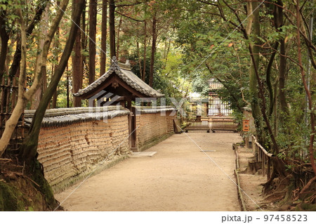 秋の唐招提寺・鑑真和上御廟の入口 97458523