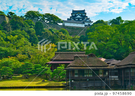 【日本100名城】彦根城　玄宮園の八景亭と彦根城天守2　滋賀県彦根市 97458690