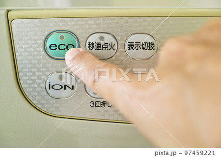 ファンヒーターのエコボタンを押す指 ファンヒーターのエコボタンを押す指 97459221