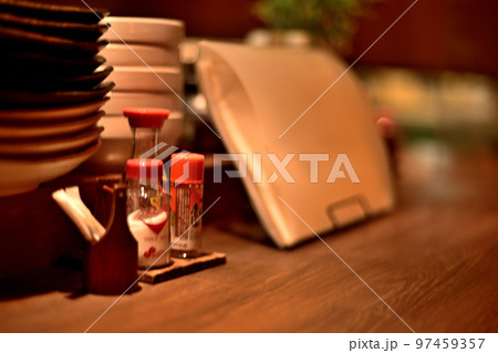 ある街の美味い居酒屋のカウンター 97459357