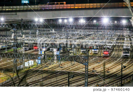 始発前　朝方の小田急線唐木田駅の車両基地 97460140