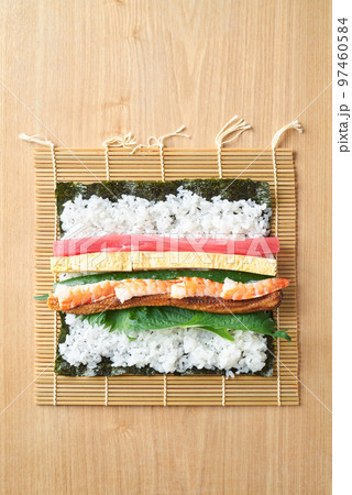 恵方巻の具材（まぐろ、玉子焼、きゅうり、大葉、煮穴子、えび。 97460584