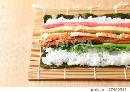 恵方巻の具材(まぐろ、玉子焼、きゅうり、大葉、煮穴子、えび。 恵方巻の具材(まぐろ、玉子焼、きゅうり、大葉、煮穴子、えび。 97460585
