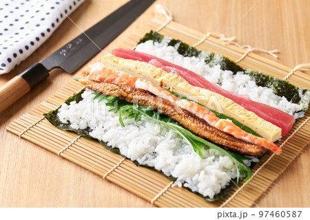 恵方巻の具材(まぐろ、玉子焼、きゅうり、大葉、煮穴子、えび。 恵方巻の具材(まぐろ、玉子焼、きゅうり、大葉、煮穴子、えび。 97460587