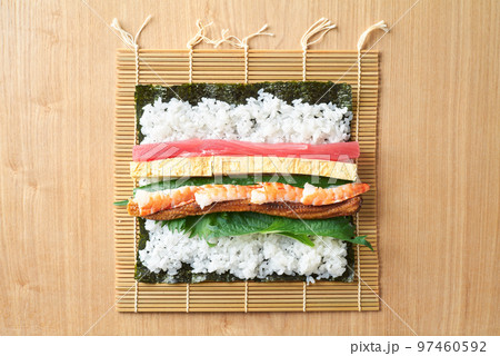 恵方巻の具材（まぐろ、玉子焼、きゅうり、大葉、煮穴子、えび。 97460592