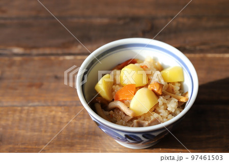 栗とキノコの秋の炊き込みご飯 97461503