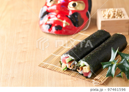 巻き簾の上に並べた恵方巻き (具材は、まぐろ、煮穴子、きゅうり、玉子焼、大葉、えび。) 巻き簾の上に並べた恵方巻き (具材は、まぐろ、煮穴子、きゅうり、玉子焼、大葉、えび。) 97461596