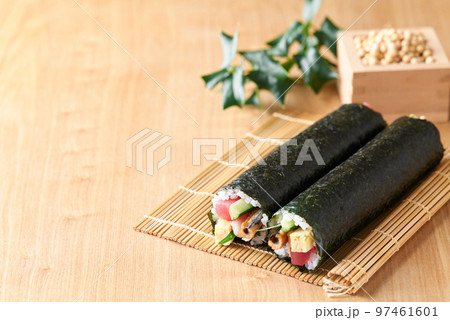 巻き簾の上に並べた恵方巻き　（具材は、まぐろ、煮穴子、きゅうり、玉子焼、大葉、えび。） 97461601