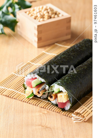 巻き簾の上に並べた恵方巻き　（具材は、まぐろ、煮穴子、きゅうり、玉子焼、大葉、えび。） 97461603