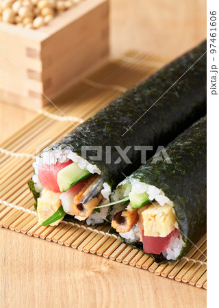 巻き簾の上に並べた恵方巻き (具材は、まぐろ、煮穴子、きゅうり、玉子焼、大葉、えび。) 巻き簾の上に並べた恵方巻き (具材は、まぐろ、煮穴子、きゅうり、玉子焼、大葉、えび。) 97461606