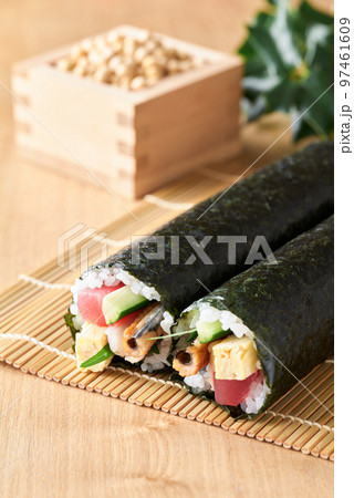 巻き簾の上に並べた恵方巻き　（具材は、まぐろ、煮穴子、きゅうり、玉子焼、大葉、えび。） 97461609