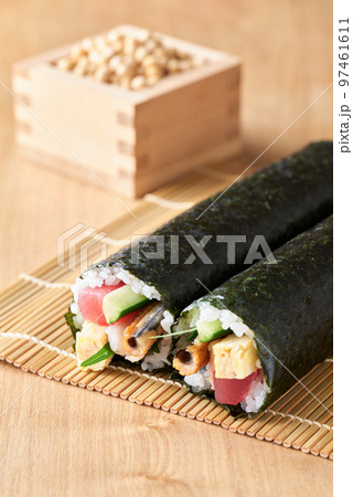 巻き簾の上に並べた恵方巻き　（具材は、まぐろ、煮穴子、きゅうり、玉子焼、大葉、えび。） 97461611