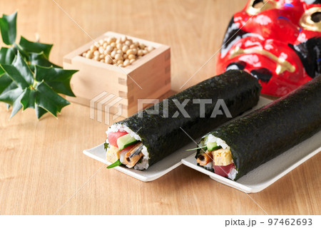 巻き簾の上に並べた恵方巻き (具材は、まぐろ、煮穴子、きゅうり、玉子焼、大葉、えび。) 巻き簾の上に並べた恵方巻き (具材は、まぐろ、煮穴子、きゅうり、玉子焼、大葉、えび。) 97462693