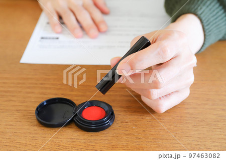 印鑑と朱肉 契約イメージ 印鑑と朱肉 契約イメージ 97463082