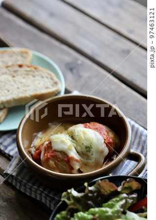 ロールキャベツとライ麦パンで野菜たっぷりヘルシーごはん 97463121