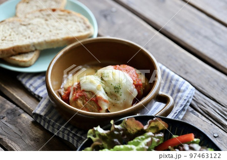 ロールキャベツとライ麦パンで野菜たっぷりヘルシーごはん 97463122