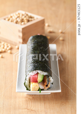 皿に盛り付けた恵方巻き (具材は、まぐろ、煮穴子、きゅうり、玉子焼、大葉、えび。) 皿に盛り付けた恵方巻き (具材は、まぐろ、煮穴子、きゅうり、玉子焼、大葉、えび。) 97463125