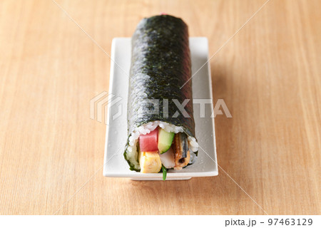 皿に盛り付けた恵方巻き (具材は、まぐろ、煮穴子、きゅうり、玉子焼、大葉、えび。) 皿に盛り付けた恵方巻き (具材は、まぐろ、煮穴子、きゅうり、玉子焼、大葉、えび。) 97463129