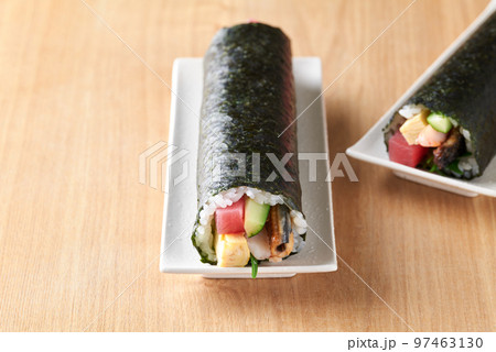 皿に盛り付けた恵方巻き (具材は、まぐろ、煮穴子、きゅうり、玉子焼、大葉、えび。) 皿に盛り付けた恵方巻き (具材は、まぐろ、煮穴子、きゅうり、玉子焼、大葉、えび。) 97463130