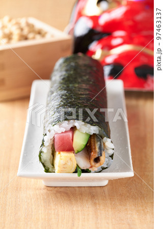 皿に盛り付けた恵方巻き　（具材は、まぐろ、煮穴子、きゅうり、玉子焼、大葉、えび。） 97463137