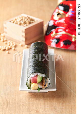 皿に盛り付けた恵方巻き　（具材は、まぐろ、煮穴子、きゅうり、玉子焼、大葉、えび。） 97463193